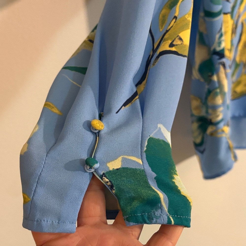 Investments parties XL Blue and Yellow Floral Blouse v neck - Picture 3 of 6
